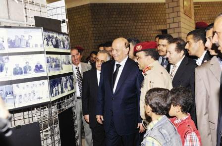 .. ولدى حضوره معرض الصور المخصص لنشاطات الفقيد